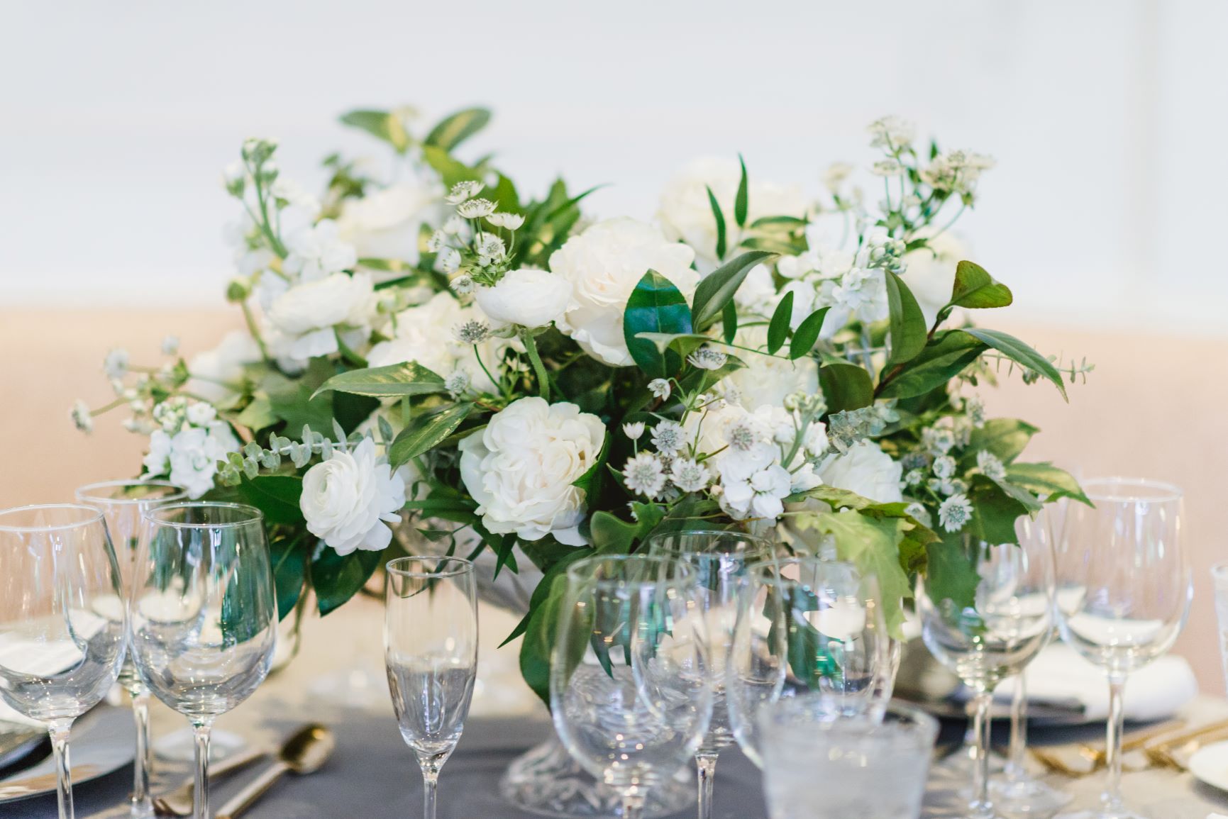 Centerpiece with white flowers